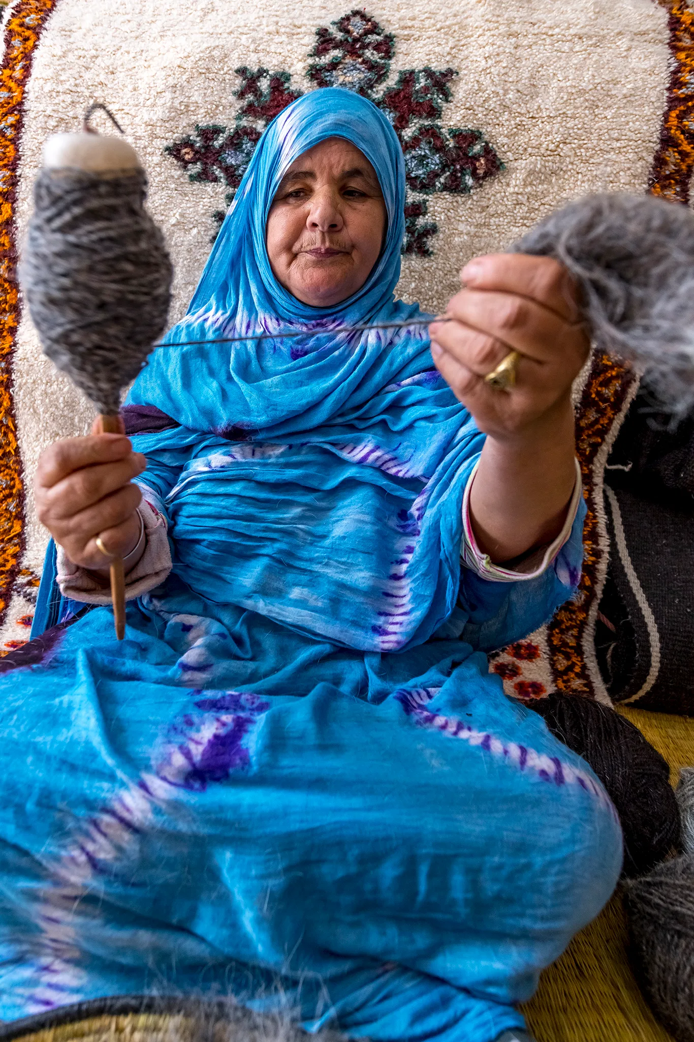 Agence de photographie / Agence Imaginium / Oussama Rhaleb / Photographe professionnel / Paysage / Morocco / Sud / Maroc / Dakhla / Assa / Photo / Esmara / Laayoun / Guelmim / nature / Desert / Guelmim / tan tan / Imlili / tourisme / maroc / Terfaya / / Rabat / Casablanca / Photo Magazine / Patrimoine / publicité / Historique / Histoire / Dunes / Sud maroc / tissage / laine / tapis / femme / Sahraoui / Artisanat / shooting