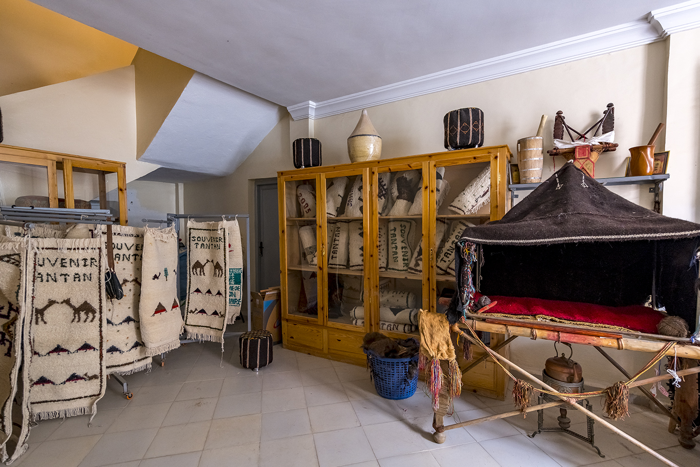 Agence de photographie / Agence Imaginium / Oussama Rhaleb / Photographe professionnel / Paysage / Morocco / Sud / Maroc / Dakhla / Assa / Photo / Esmara / Laayoun / Guelmim / nature / Desert / Guelmim / tan tan / Imlili / tourisme / maroc / Terfaya / / Rabat / Casablanca / Photo Magazine / Patrimoine / publicité / Historique / Histoire / Dunes / Sud maroc / tissage / laine / tapis / femme / Sahraoui / Artisanat / shooting