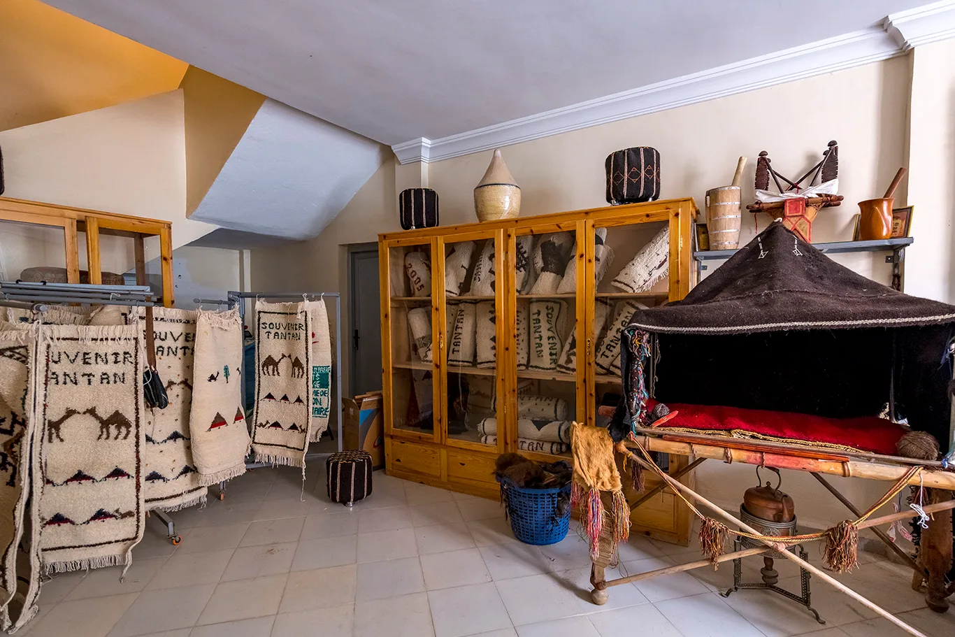 Agence de photographie / Agence Imaginium / Oussama Rhaleb / Photographe professionnel / Paysage / Morocco / Sud / Maroc / Dakhla / Assa / Photo / Esmara / Laayoun / Guelmim / nature / Desert / Guelmim / tan tan / Imlili / tourisme / maroc / Terfaya / / Rabat / Casablanca / Photo Magazine / Patrimoine / publicité / Historique / Histoire / Dunes / Sud maroc / tissage / laine / tapis / femme / Sahraoui / Artisanat / shooting