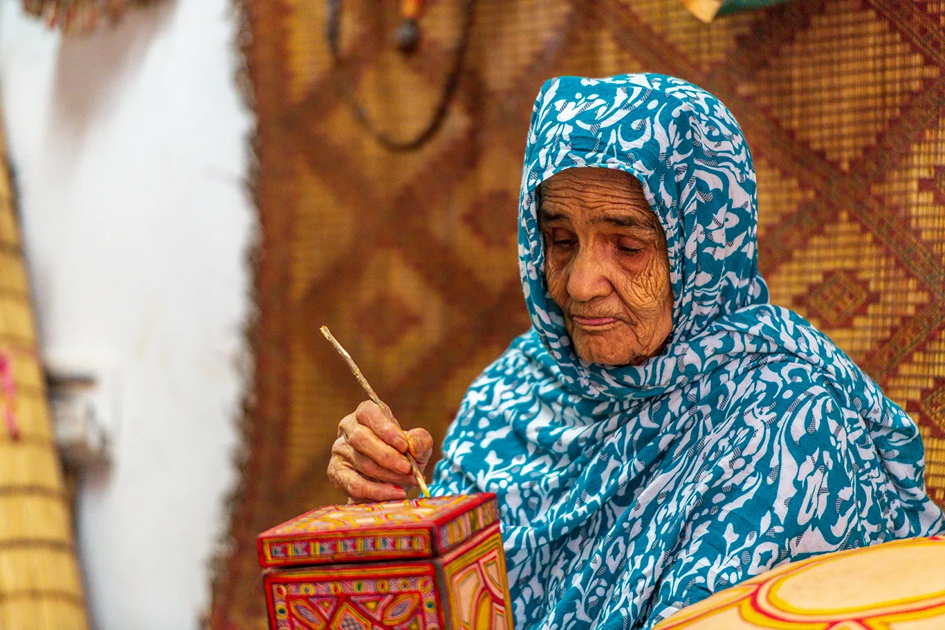 Agence de photographie / Agence Imaginium / Oussama Rhaleb / Photographe professionnel / Paysage / Morocco / Sud / Maroc / Dakhla / Assa / Photo / Esmara / Laayoun / Guelmim / nature / Desert / Guelmim / tan tan / Imlili / tourisme / maroc / Terfaya / / Rabat / Casablanca / Photo Magazine / Patrimoine / publicité / Historique / Histoire / Dunes / Sud maroc / Smara / artisanat / cuire / Fabrication de tentes / sahraoui / Femme Sahraoui / Peintre