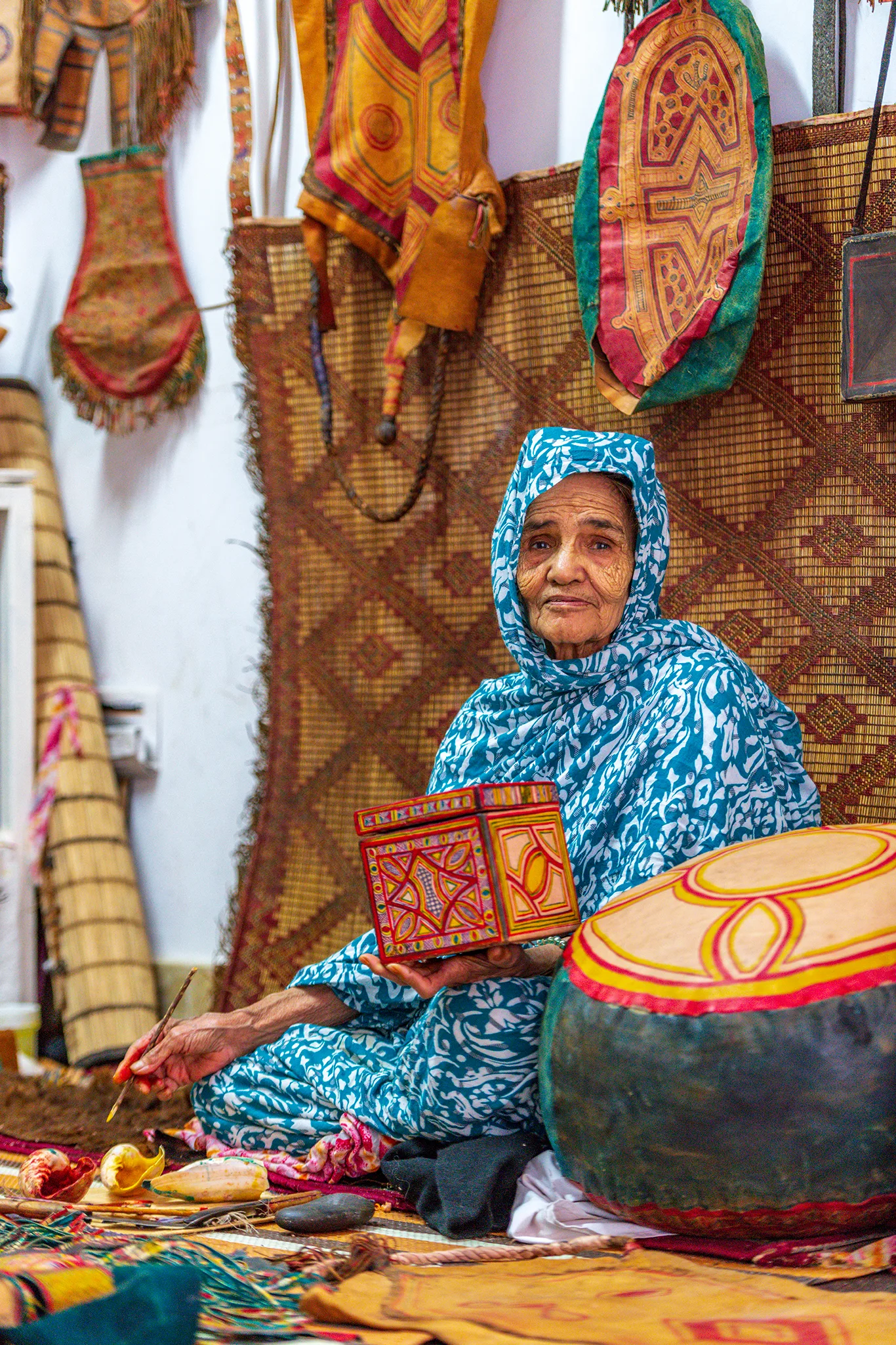 Agence de photographie / Agence Imaginium / Oussama Rhaleb / Photographe professionnel / Paysage / Morocco / Sud / Maroc / Dakhla / Assa / Photo / Esmara / Laayoun / Guelmim / nature / Desert / Guelmim / tan tan / Imlili / tourisme / maroc / Terfaya / / Rabat / Casablanca / Photo Magazine / Patrimoine / publicité / Historique / Histoire / Dunes / Sud maroc / Smara / artisanat / cuire / Fabrication de tentes / sahraoui / Femme Sahraoui / Peintre